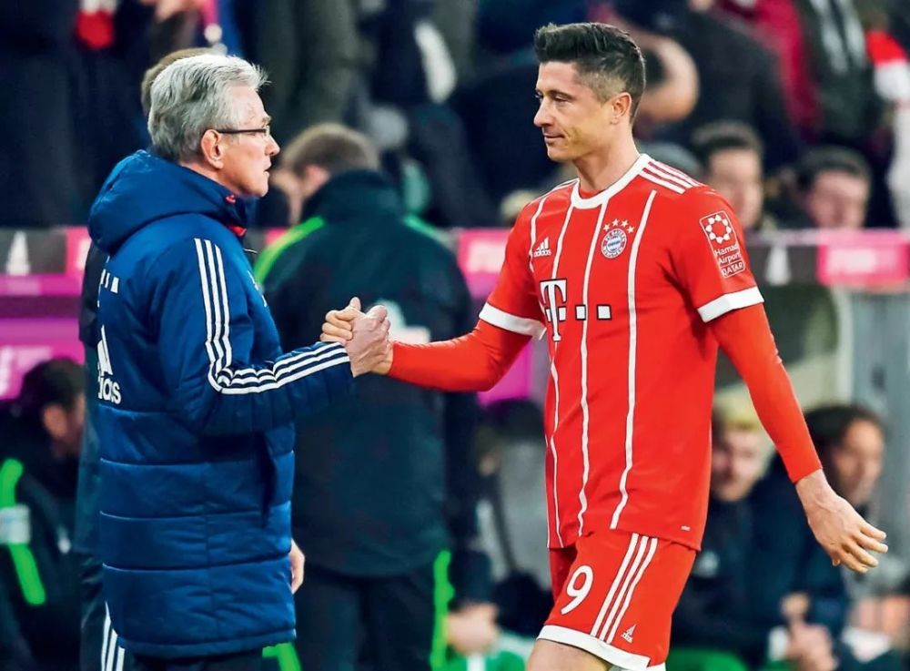  莱万多夫斯基蝉联德甲金靴三度获奖  